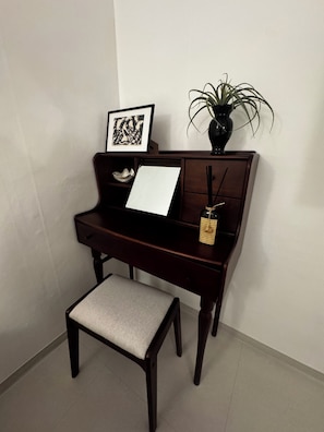 A dark wooden piano with a white sheet music stand and a framed picture on top. - 군자역3분 /성수/건대/KSPO/광화문/공항버스역3분/퀸침대3개/최대6인 (Seoul)
