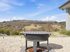 Una parrilla con vistas a un paisaje montañoso.
