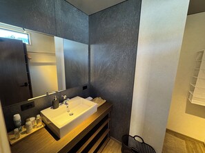 Chambre avec lits jumeaux | Salle de bain