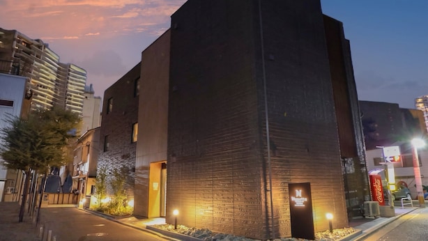Un edificio moderno con techo plano y una entrada amplia.