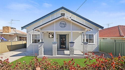 Gem on Crown - Freshly Renovated, Pet-Friendly. and Spacious 4BR home