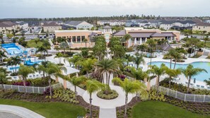 Ein Wohngebiet mit Swimmingpool, Palmen und Wasserpark.