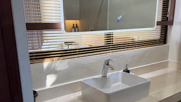 Deluxe Double Room, Pool View | Bathroom | Shower