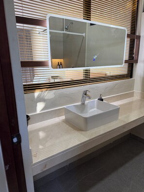 Quarto casal luxo, vista para a piscina | Banheiro | Chuveiro 