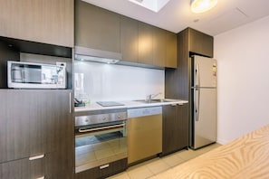 Eine moderne Küche mit eingebauten Geräten, darunter Mikrowelle, Backofen und Geschirrspüler.