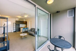 Et moderne interiør med et spisebord, en sofa og en glasdør til en balkon.