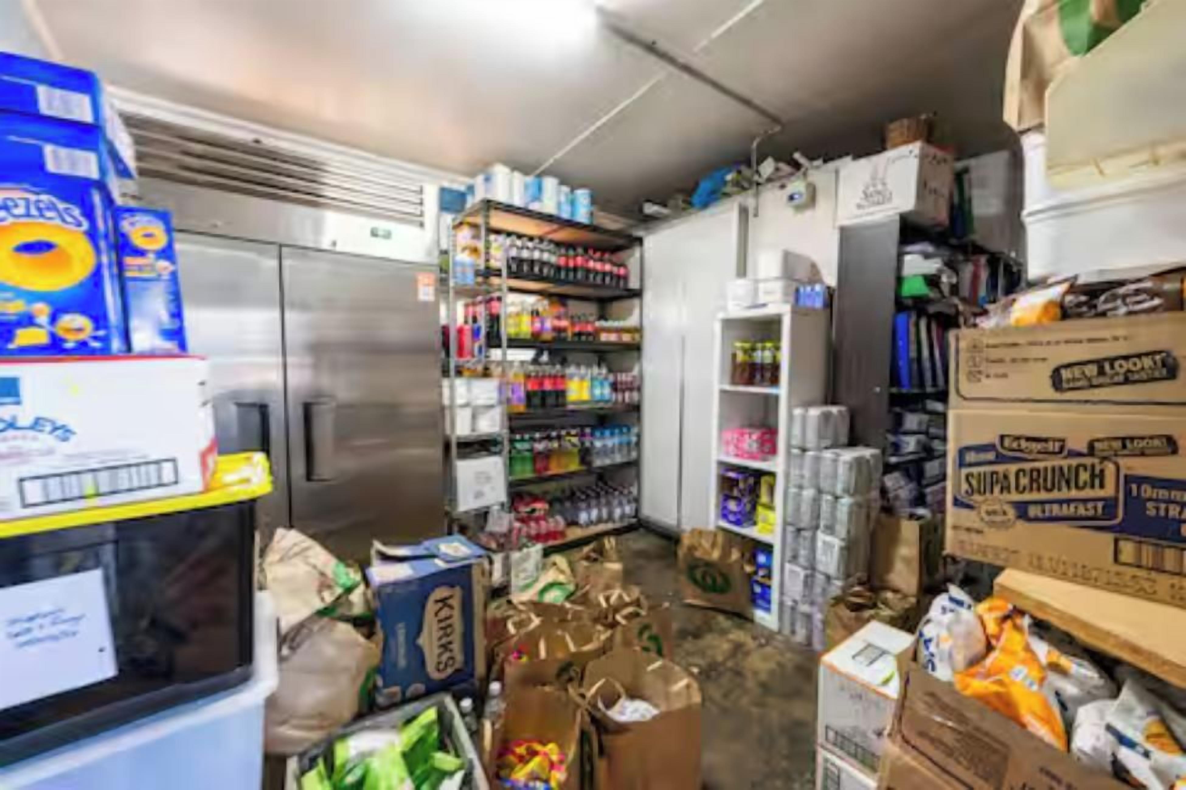 Un depósito con estanterías llenas de diferentes alimentos y cajas.