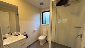 Ein Badezimmer mit Badewanne, Toilette und Dusche.