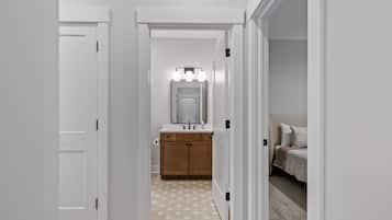 3 bedrooms, iron/ironing board, WiFi (free), bed sheets