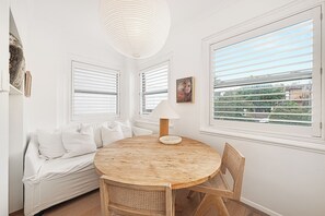 Dining - Casa Franka - Art Deco Beachfront Apartment in North Bondi (Bondi Beach)