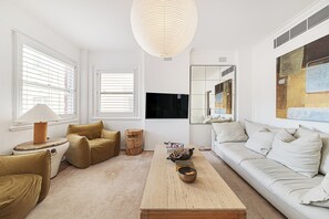 Living area - Casa Franka - Art Deco Beachfront Apartment in North Bondi (Bondi Beach)