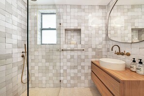 Bathroom - Casa Franka - Art Deco Beachfront Apartment in North Bondi (Bondi Beach)
