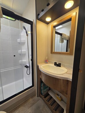 Bathroom - Suite Escape with AC on the Lake (Nevis)