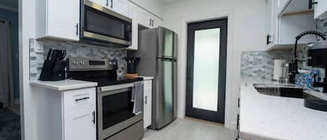 Cafetera y tetera, refrigerador, microondas y horno