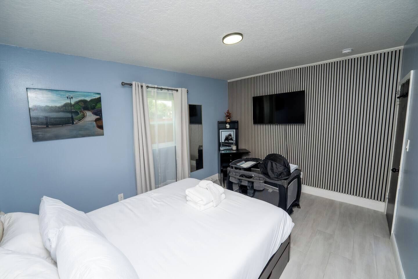 Iron/ironing board, travel cot, WiFi, bed sheets