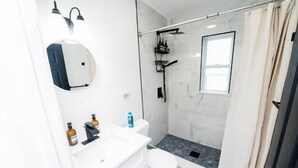 Haartrockner, Handtücher, Seife, Shampoo