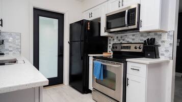 Coffee/tea maker, fridge, microwave, oven