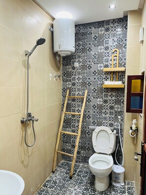 Ein Badezimmer mit Toilette, Dusche und Waschbecken.