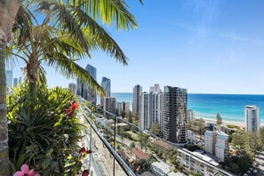 Un edifici alt amb vista a l'oceà i a una platja.