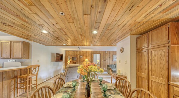 Un interior de madera con comedor, cocina y sala de estar.