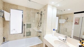 Un baño moderno con bañera, ducha y lavamanos.