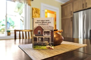 Un livret à spirale intitulé « Guide de visite à pied du quartier historique de First Street South » est posé sur une table en bois.