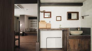 Une salle de bain moderne avec un meuble-lavabo en bois, un vasque en pierre et un miroir.