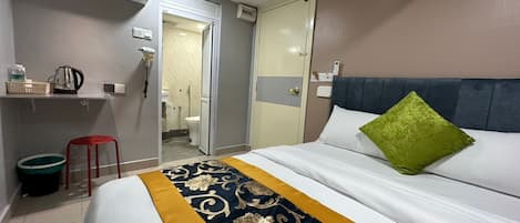 Habitación doble estándar, baño privado, vista a la ciudad | Caja de seguridad en la habitación y escritorio
