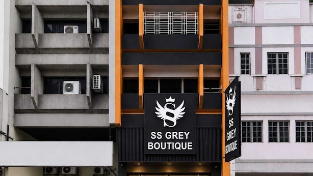 Ein mehrgeschossiges Gebäude mit einer auffälligen Schilder für SS Grey Boutique.