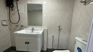 Ein Badezimmer mit Waschbecken, Spiegel und Toilette.