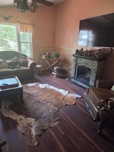 Cozy 2-bedroom chalet in peaceful Hillsborough with AC
