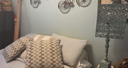 Cozy 2-bedroom chalet in peaceful Hillsborough with AC