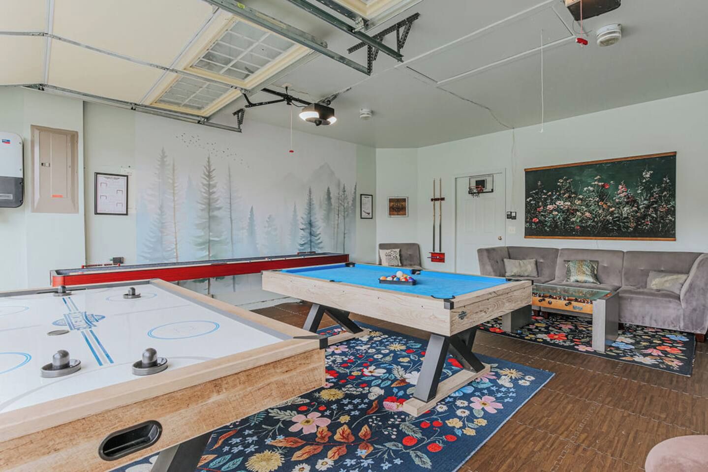 Une salle de loisirs équipée d’une table de billard, d’un baby-foot et d’une table de ping-pong.
