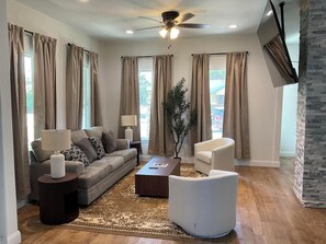 Living area - Historic Home River Walk & Alamodome (San Antonio)