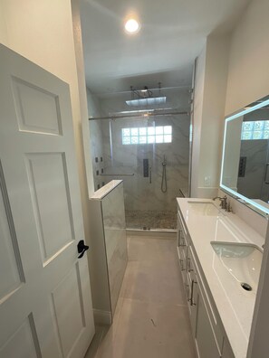 Bathroom - Historic Home River Walk & Alamodome (San Antonio)