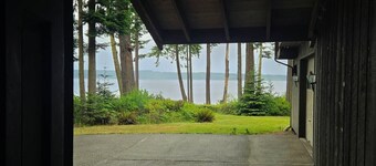 Tranquil Bluff retreat W/ Water Views & Game Room
