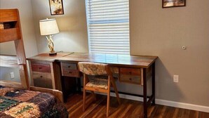 Desk, WiFi, bed sheets - Cozy Pondside Cabin Near Lake Ouachita (Mount Ida)