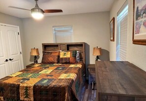 Cozy queen bedroom with comfortable furnishings - Cozy Pondside Cabin Near Lake Ouachita (Mount Ida)