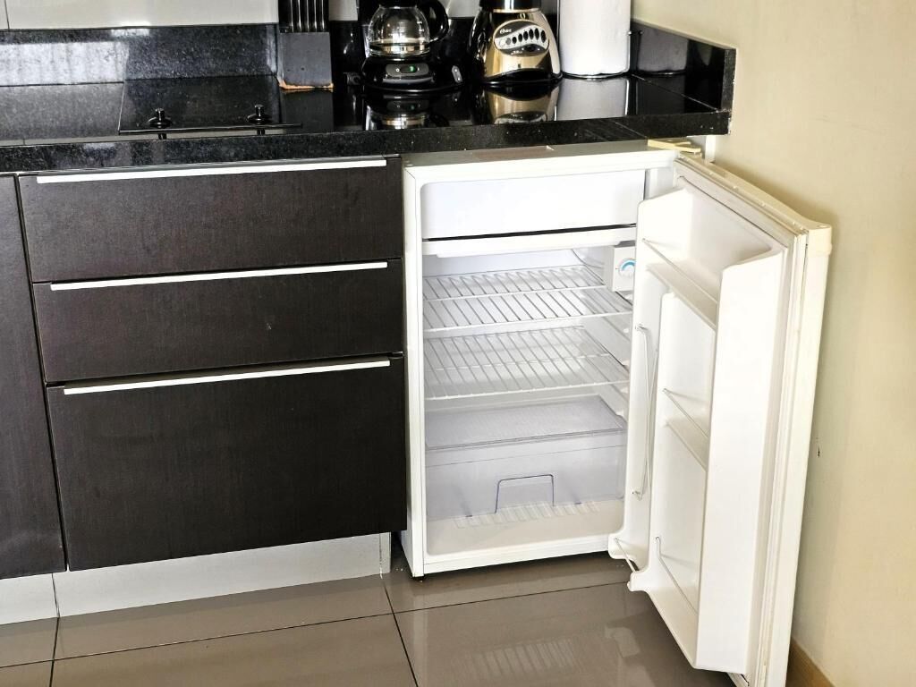 Una cocina con refrigerador y estufa integrados.