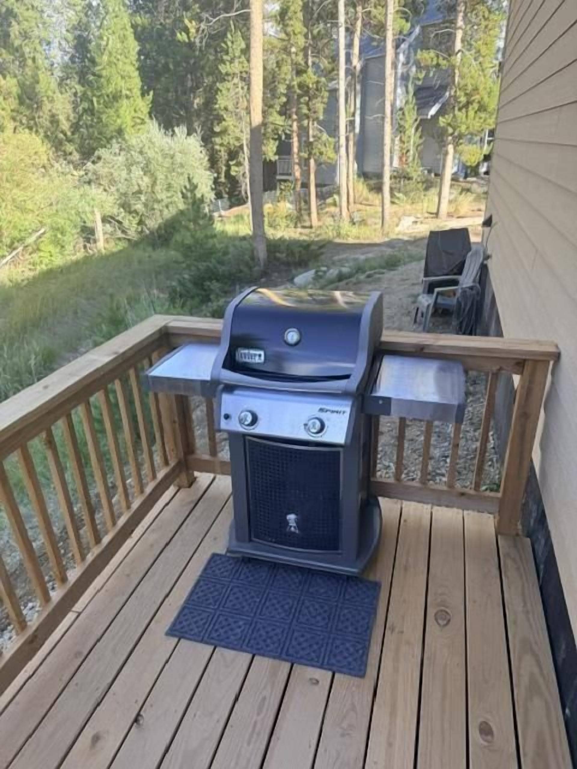 Ein Grill mit Holzbalkon und Metallgeländer.