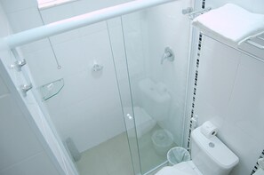 Ein modernes Badezimmer mit Duschkabine aus Glas, Toilette und Bidet.