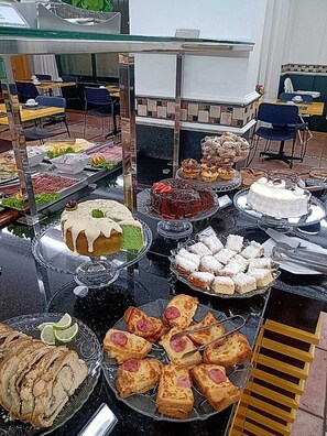 Ein Buffet mit verschiedenen Desserts und Backwaren.