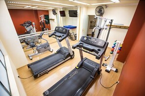Ein Fitnessstudio mit Laufbändern, Ergometer und Krafttrainingsgeräten.