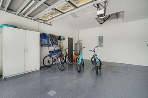 Ein großzügiger Innenbereich mit hoher Decke, einer weißen Tür und einem an der Wand befestigten Projektor.
