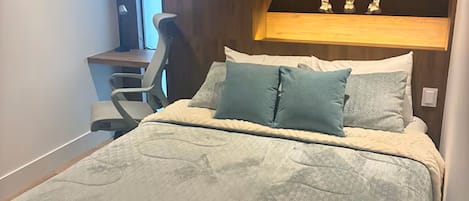 Une chambre à coucher avec un lit, un bureau et une chaise.