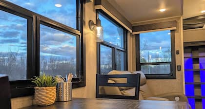 Solhavn • Cozy Spa RV • Pool • Hot Tub • Backyard • Ottawa
