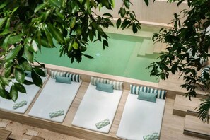 Un espace aménagé au bord de la piscine, avec des chaises longues et une vue sur la piscine.