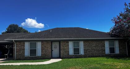 Serene 2-bedroom house with AC in charming Morgan City