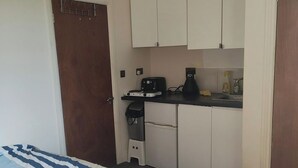 Bed sheets - Studio Sleeps 2 with Parking (London)