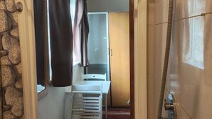 Interior - Studio Sleeps 2 with Parking (London)